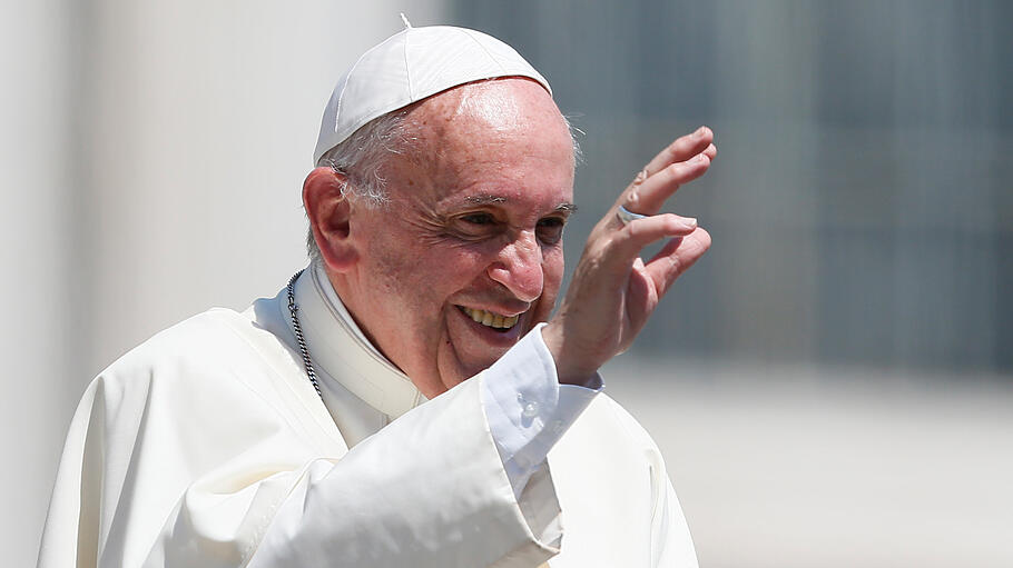 Papst Franziskus begrüßt die Menschen während der Generalaudienz auf dem Petersplatz