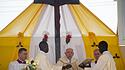 Papst Franziskus feiert eine Messe im John Garang Mausoleum