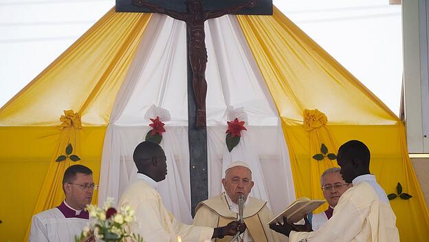 Papst Franziskus feiert eine Messe im John Garang Mausoleum