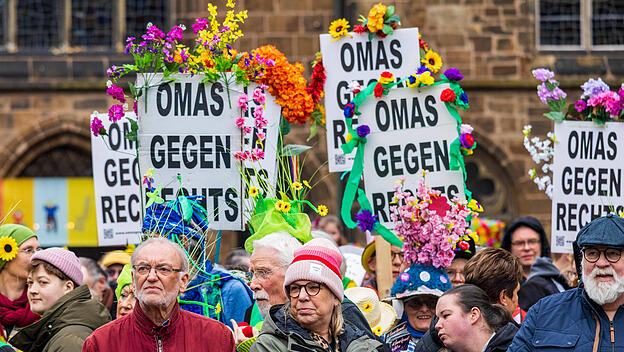 "Omas gegen rechts" beim 40. Bremer Karnival