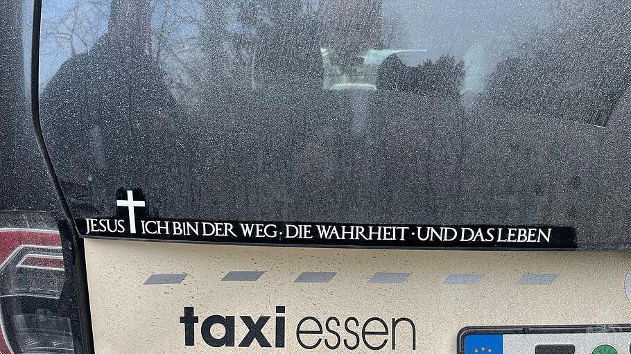 Bibelvers-Aufkleber auf Taxi