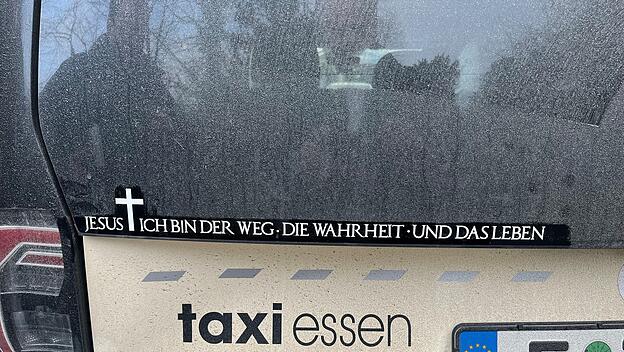 Bibelvers-Aufkleber auf Taxi