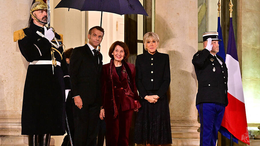 Mazedoniens Präsidentin, Gordana Siljanovska-Davkova mit Emmanuel Macron und dessen Gattin Brigitte