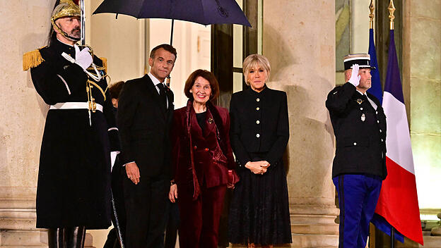 Mazedoniens Präsidentin, Gordana Siljanovska-Davkova mit Emmanuel Macron und dessen Gattin Brigitte