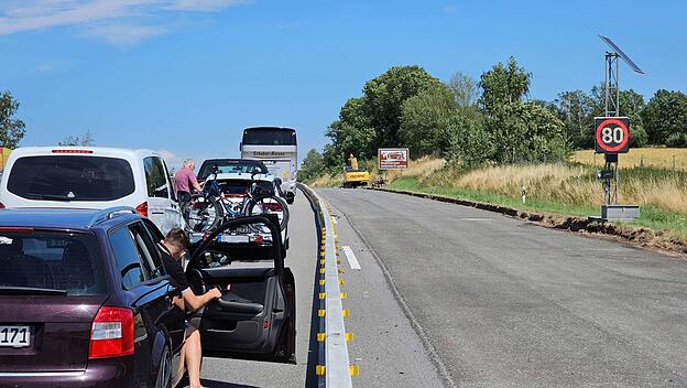 Autofahrer stehen am 16.07.2023 im Einspurigen Baustellenbereich auf der Autobahn 72 (A72) bei Stollberg im Stau. Ursach