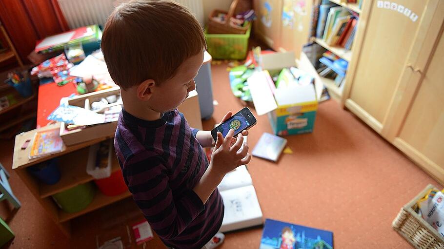 Kind spielt mit Smartphone