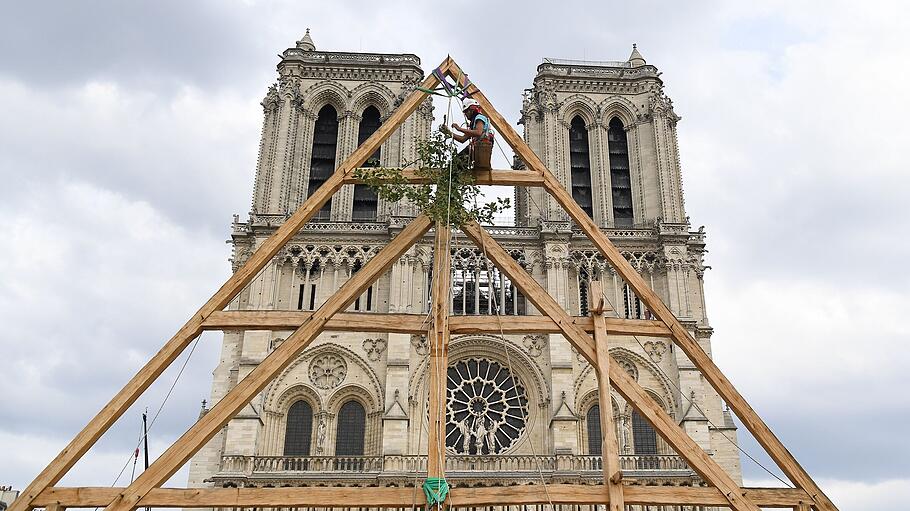 Wiederaufbau der Pariser Kathedrale Notre-Dame