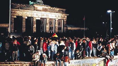 Auf der Berliner Mauer boten sich vor 25 Jahren für die Westdeutschen ganz neue Aussichten.