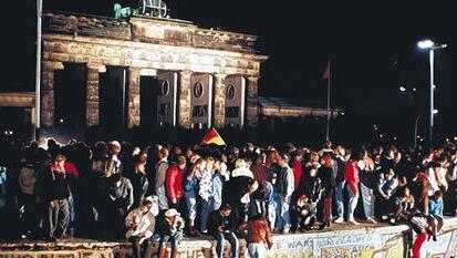 Auf der Berliner Mauer boten sich vor 25 Jahren für die Westdeutschen ganz neue Aussichten.