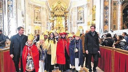 Gäste aus dem Bistum Fulda werden vom Präsidenten des Kindermissionswerks "Die Sternsinger" Prälat Klaus Krämer, durch den Petersdom geführt.