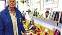 Gudrun Heinze sortiert in der Bahnhofsmission Görlitz die gespendeten Lebensmittel ein
