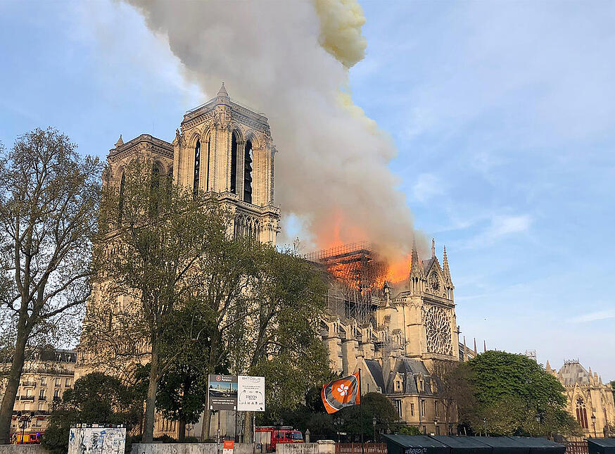 Pariser Kathedrale Notre-Dame steht in Flammen