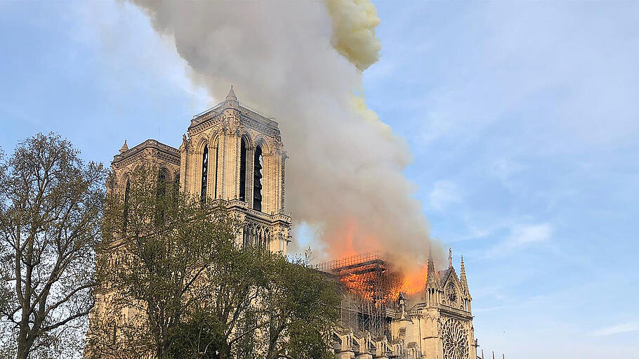 Pariser Kathedrale Notre-Dame steht in Flammen