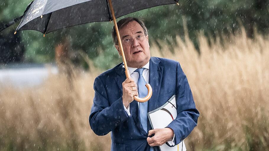 Nach der Wahlniederlage steht Armin Laschet im Regen