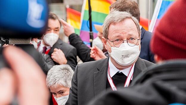 Deutsche Di&ouml;zesen r&uuml;tteln an der Grundordnung des kirchlichen Dienstes