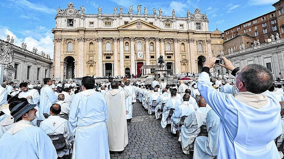 Pope leads Mass for Priests' Jubilee