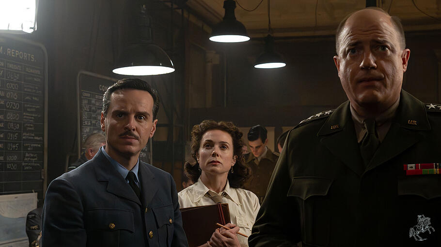 Chefmeteorologe James Stagg (Andrew Scott, links) muss General Dwight D. Eisenhower (Brendan Fraser) und dessen Assistentin Kay Summersby (Kerry Condon) eine Wettervorhersage mitteilen, die gar nicht willkommen ist.