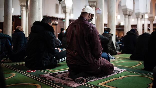 Muslimische Gläubige in der Großen Moschee in Paris.