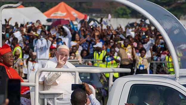 Papst Franziskus kommt am Flughafen Ndolo an