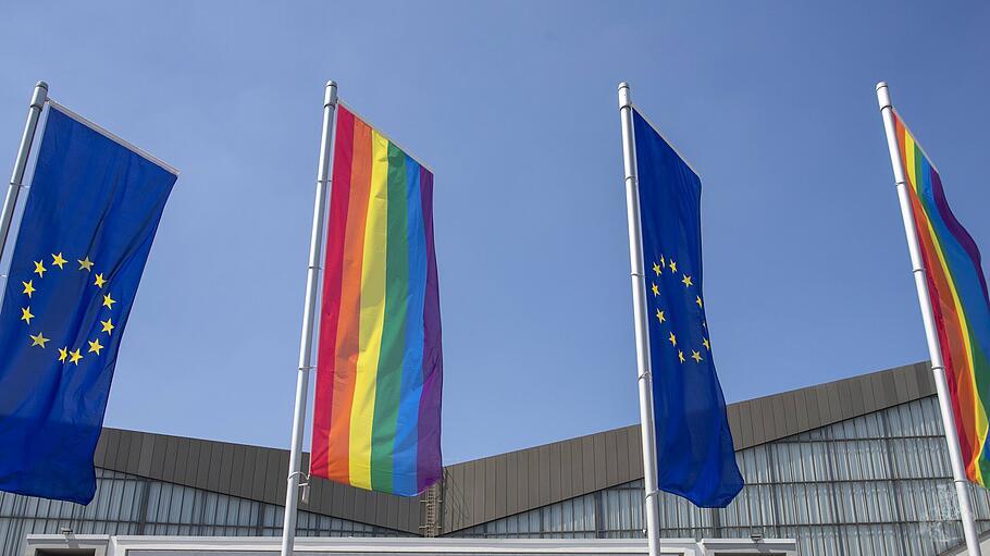 Flaggen von EU und LGBT-Bewegung