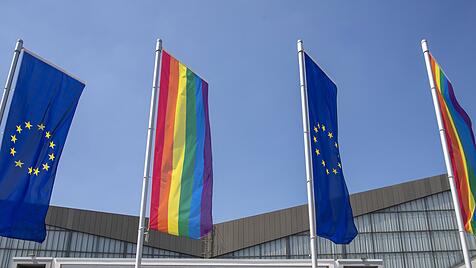 Flaggen von EU und LGBT-Bewegung