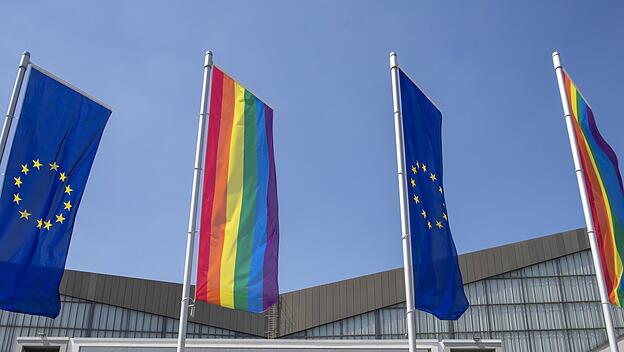 Flaggen von EU und LGBT-Bewegung
