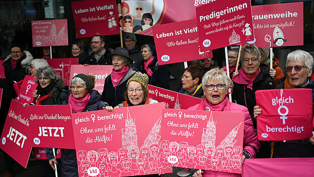 Frauen der Katholischen Frauengemeinschaft Deutschlands (kfd) demonstrieren am Rande der Synodalversammlung für die Frauenweihe.