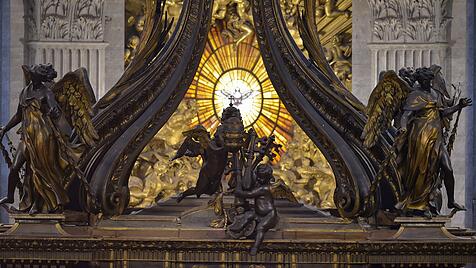 Glasfenster mit der Darstellung des Heiligen Geistes im Petersdom