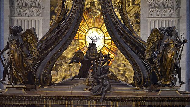 Glasfenster mit der Darstellung des Heiligen Geistes im Petersdom