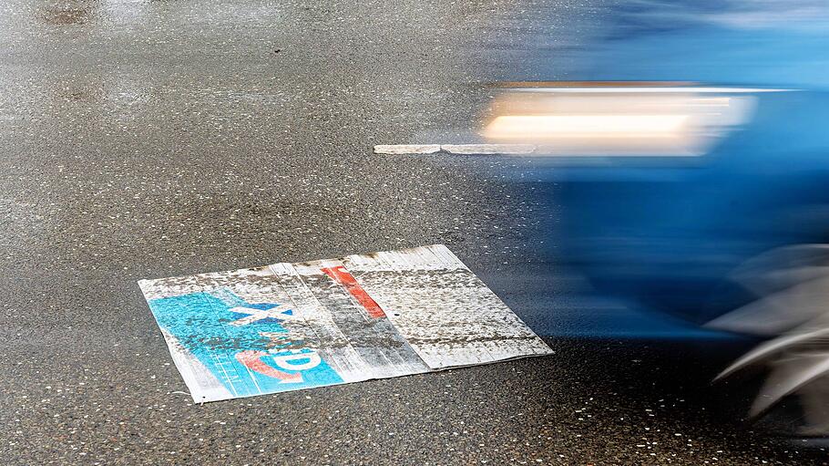 AfD- Wahlplakat liegt auf der Straße