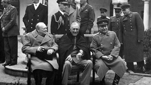 Franklin D. Roosevelt (USA), Winston Churchill (Vereinigtes Königreich) und Josef Stalin (UdSSR) bei der Konferenz von Jalta.