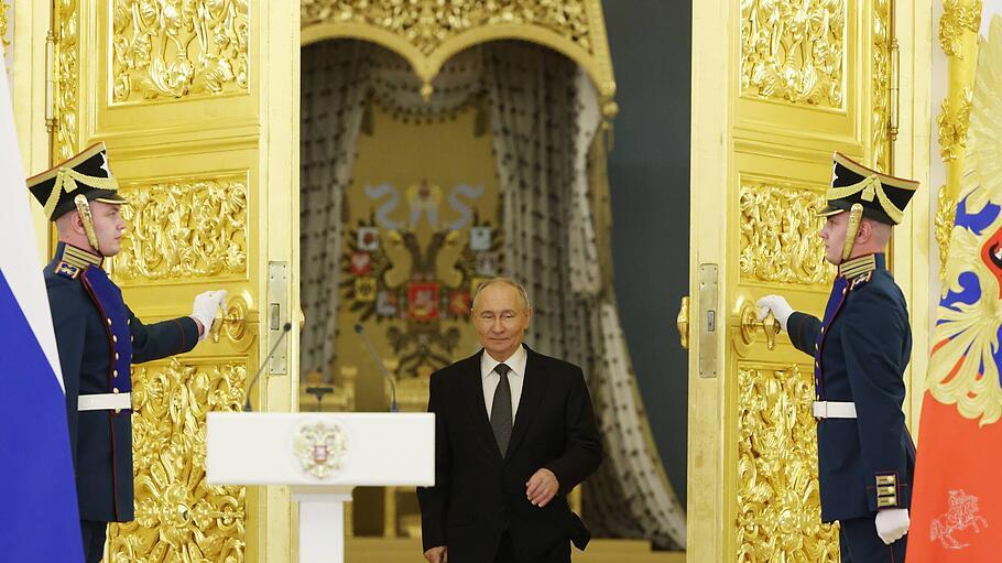 Wladimir Putin tritt zur Pressekonferenz heraus