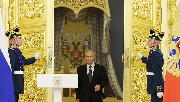 Wladimir Putin tritt zur Pressekonferenz heraus