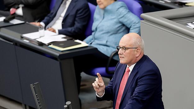 Volker Kauder (CDU), Unions-Fraktionsvorsitzender, spricht bei der Plenarsitzung des Deutschen Bundestages