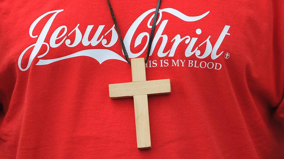 "Jesus Christ - this is my blood" steht auf einem T-Shirt