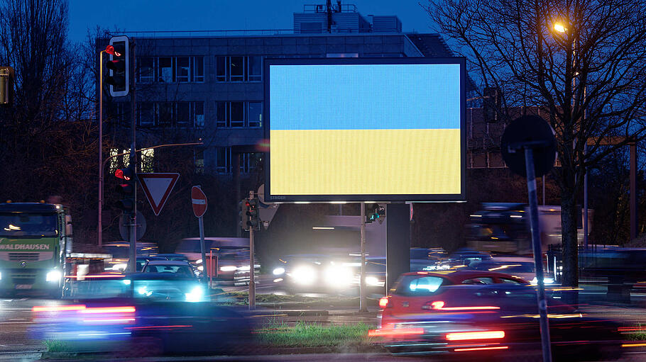Ukraine-Konflikt - Flagge der Ukraine in Düsseldorf
