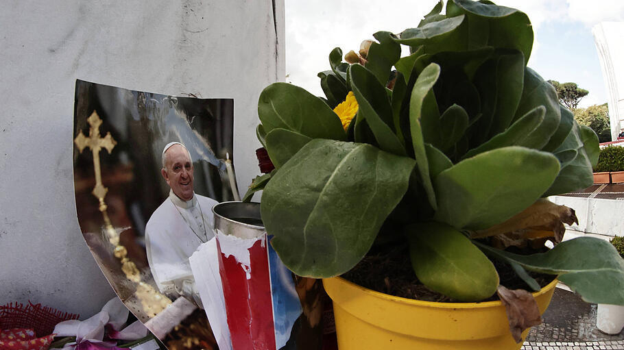 Andachtszeugnisse vor dem Papstkrankenhaus