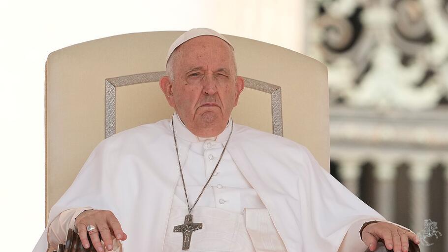 Papst Franziskus wird nach der OP noch einige Tage in der Klinik bleiben