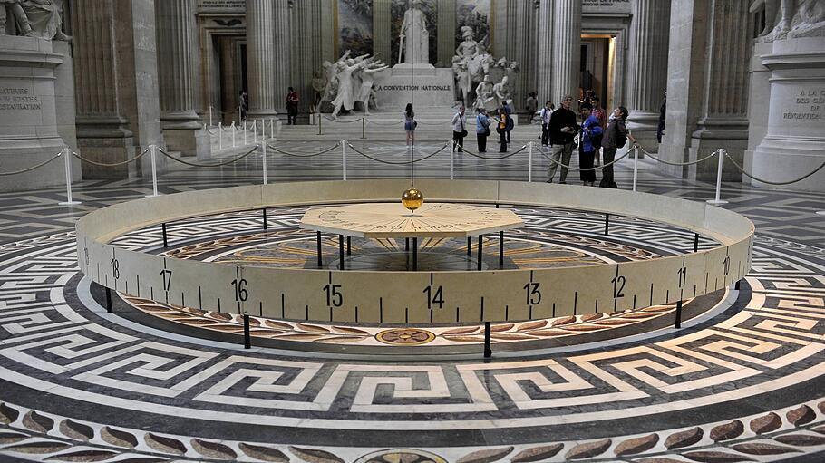 Innenansicht Nationale Ruhmeshalle Panthéon mit Foucaultsches Pendel zum empirischen Nachweis der E