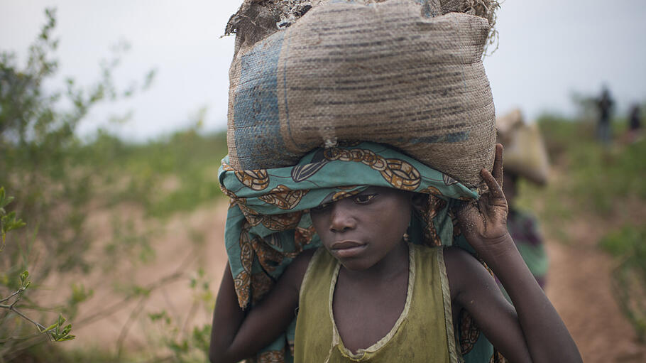 Ein Kinderarbeiter aus dem Kongo auf einer Baustelle