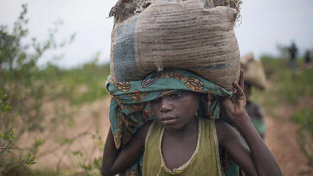 Ein Kinderarbeiter aus dem Kongo auf einer Baustelle