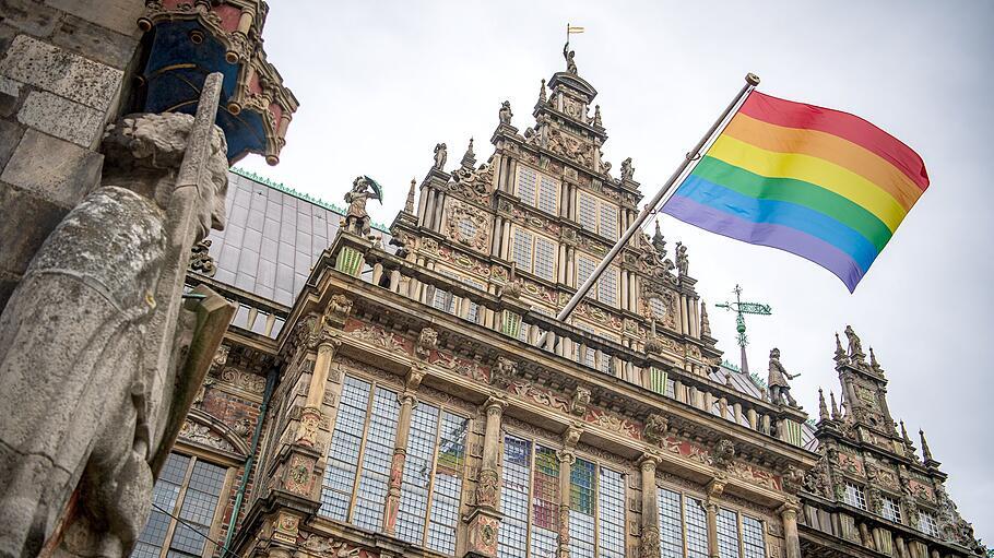Eine Regenbogenflagge weht w&auml;hrend des Christopher Street Days (CSD) am Bremener Rathaus.