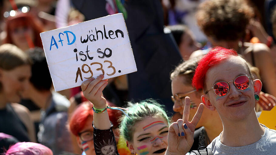 Christopher Street Day in Erfurt, Besucher mit Anti-Afd-Plakat