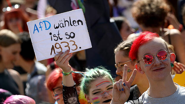 Christopher Street Day in Erfurt, Besucher mit Anti-Afd-Plakat