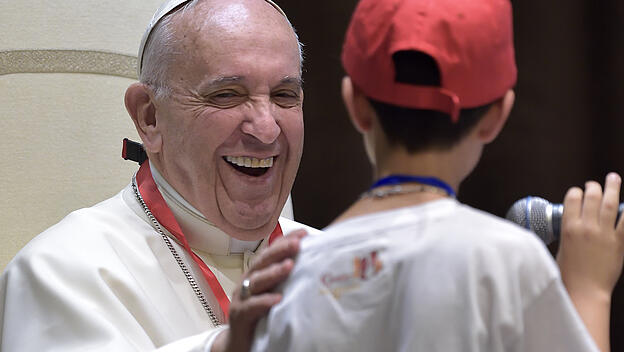 Papst Franziskus  während einer Audienz mit 400 Kindern aus Süd-Italien