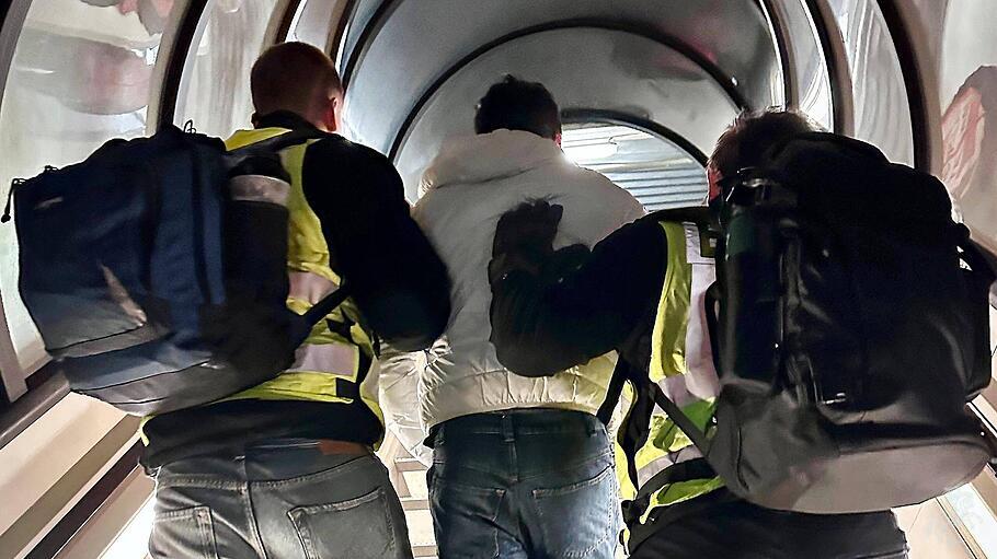 Flughafen Leipzig: Abschiebung von afghanischen Straft&auml;tern