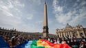 Regenbogenflagge auf dem Petersplatz im Vatikan.