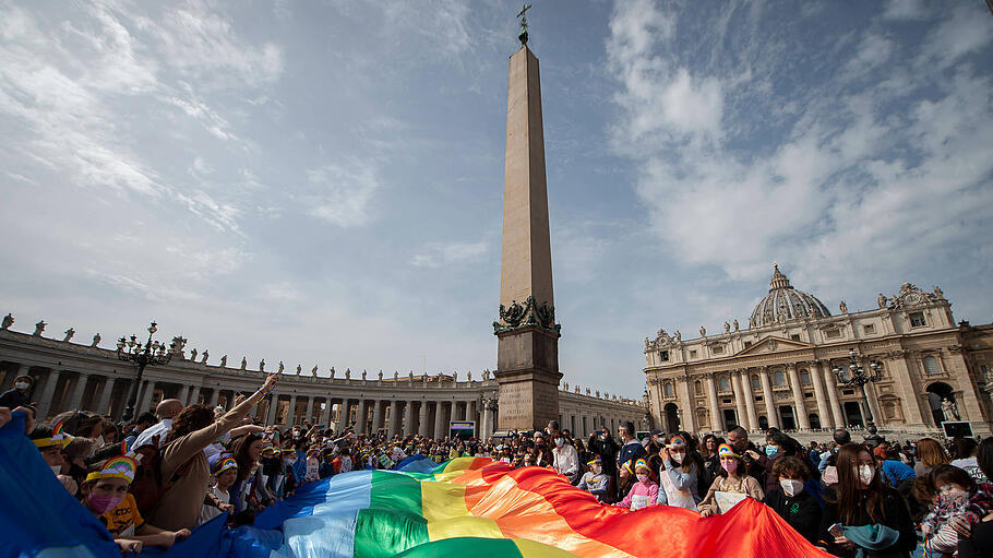 Regenbogenflagge auf dem Petersplatz im Vatikan.