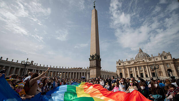 Regenbogenflagge auf dem Petersplatz im Vatikan.