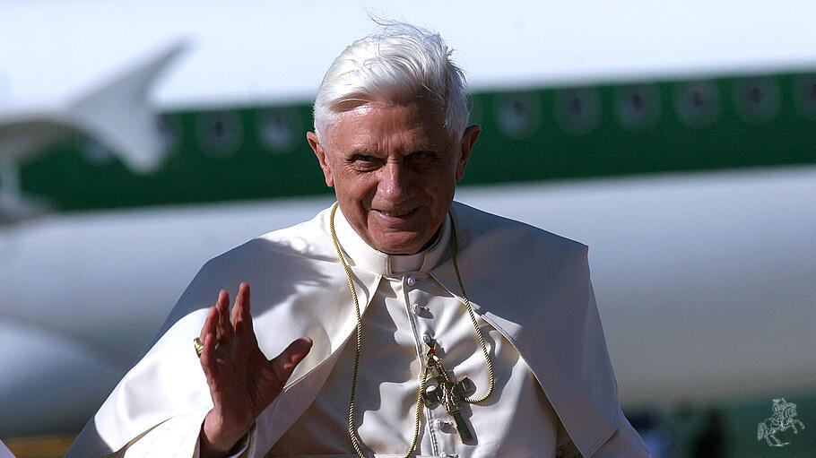 Papst Benedikt XVI. bei seiner Ankunft auf dem Münchener Flughafen.